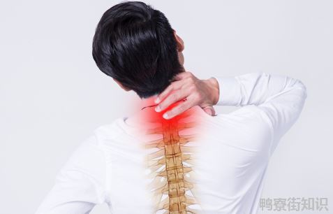 女性后背脊椎中间疼与更年期有关吗2